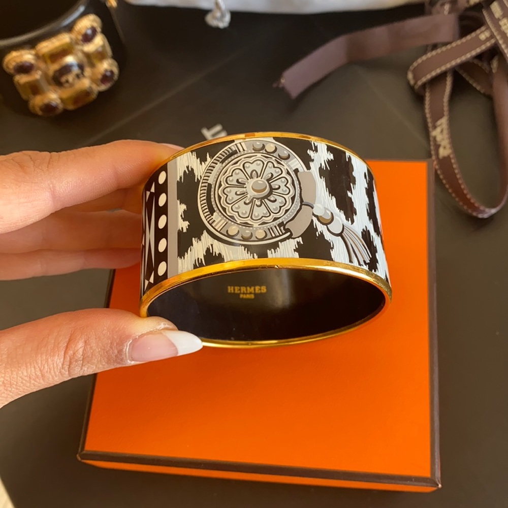 Comes with box and ribbon
